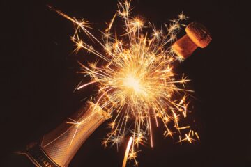 Uno champagne che viene stappato e un fuoco d'artificio
